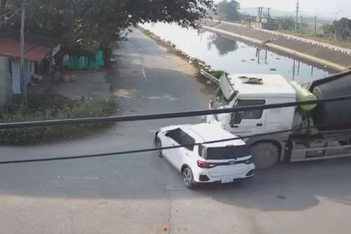 Tai nạn nghiêm trọng vì hai xe không giảm tốc nơi giao nhau