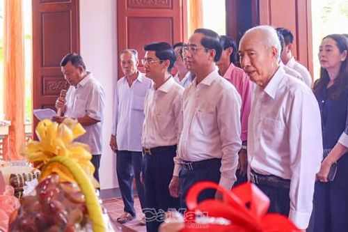 Dâng hương tưởng nhớ tiền nhân