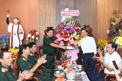 Quân khu 9 thăm, chúc mừng Lễ Giáng sinh tại Nhà thờ Tắc Sậy