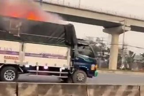 Tài xế lái xe tải bốc cháy đến trước trụ sở đội Cảnh sát PCCC để được hỗ trợ dập lửa nhanh chóng