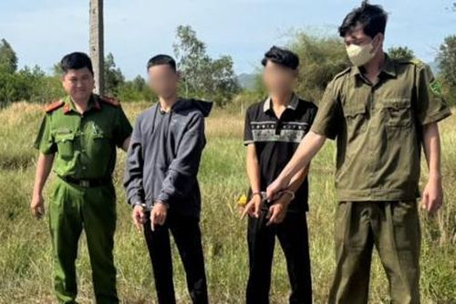 Công an xã truy xét 'nóng' bắt giữ 2 đối tượng cướp giật tài sản