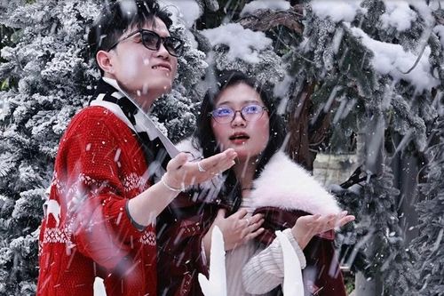 Hàng quán ở TP.HCM rực rỡ không khí Giáng sinh, giới trẻ đua nhau check-in