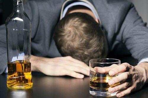 Một người tử vong sau bữa rượu tại Hải Phòng, nghi ngộ độc methanol