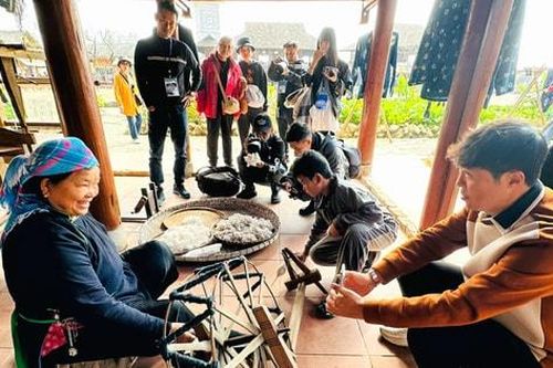 Khai thác 'mỏ vàng' du lịch làng nghề
