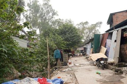 Sống chung ô nhiễm dưới cầu Long Biên
