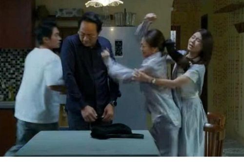 Bà Ánh (NSƯT Kiều Anh) nổi điên vì chồng đi karaoke 'tay vịn'