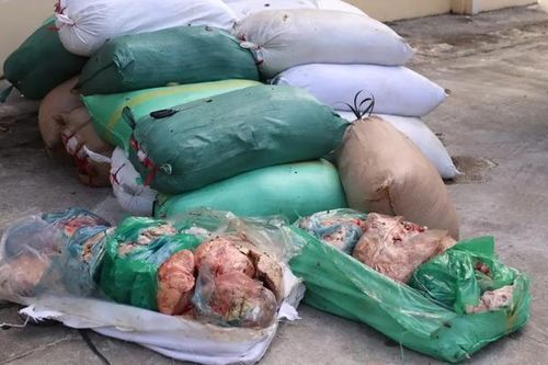 Bắt giữ hơn 2 tấn nội tạng động vật không rõ nguồn gốc đang trên đường đi tiêu thụ