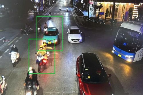 Camera AI ghi lại hình ảnh xúc động lực lượng CSGT Hà Nội kịp thời giúp đỡ người dân