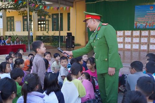 Công an Thái Nguyên đấu tranh với luận điệu xuyên tạc, vi phạm trên không gian mạng