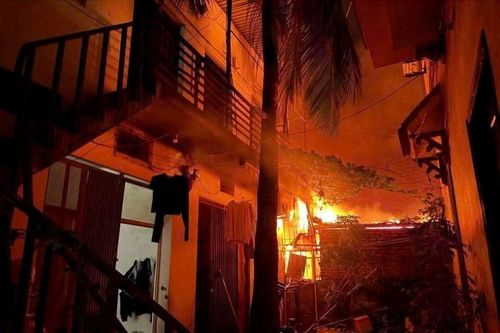 Hà Nội: Cháy lớn tại chợ Xanh Định Công, nhiều gian hàng bị thiêu rụi