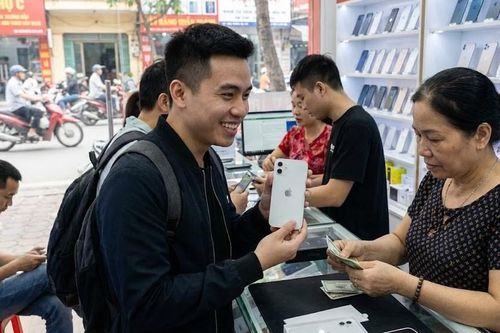 Có 8 triệu nên mua iPhone 12 cũ hay máy Android mới?