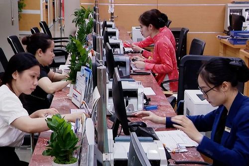 Ngân hàng ngừng sử dụng hộ chiếu khi giao dịch đối với công dân Việt Nam