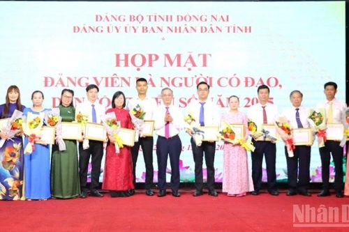 Đồng Nai khen thưởng 52 đảng viên người có đạo, dân tộc thiểu số tiêu biểu