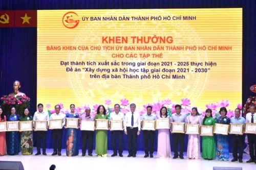 Thành phố Hồ Chí Minh khen thưởng các cá nhân, tập thể trong xây dựng xã hội học tập suốt đời