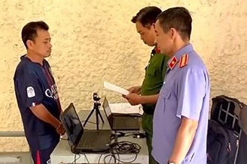 Khởi tố, tạm giam tài xế xe khách gây tai nạn làm 2 người ngồi ven đường tử vong