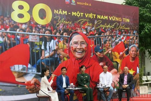 Triển lãm ảnh '80 năm - Một Việt Nam vững tin' đến với sinh viên