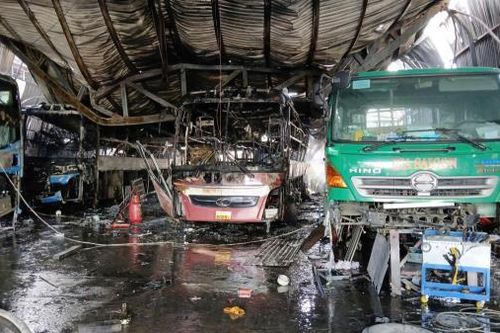 Cháy garage ô-tô thiêu rụi nhiều phương tiện
