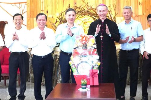 Đoàn công tác của TPHCM thăm, chúc mừng Giáng sinh tại Giáo phận Xuân Lộc