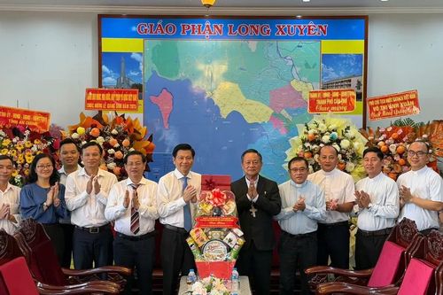 Lãnh đạo TPHCM thăm, chúc mừng Giáng sinh tại Giáo phận Long Xuyên