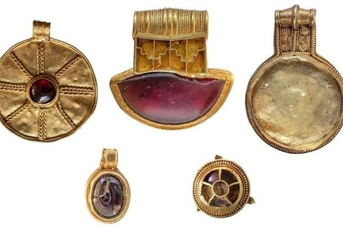 Dò kim loại, đụng trúng kho báu thời Anglo-Saxon quý giá