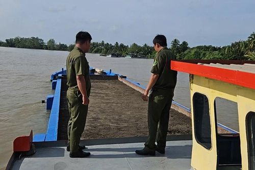 Bắt giữ 6 phương tiện tàng trữ gần 537 m3 cát 'lậu'