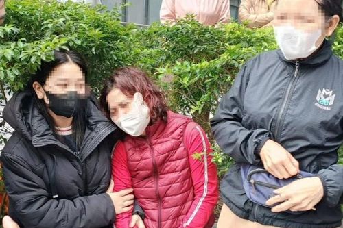 Cháy chợ Xanh ở Hà Nội, tiểu thương nghẹn ngào nhìn tài sản bị thiêu rụi