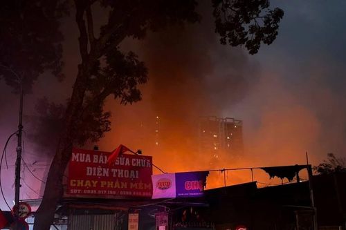 Chợ Xanh ở Hà Nội cháy lớn lúc rạng sáng