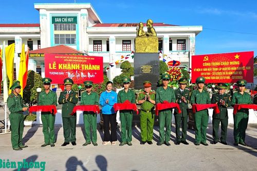 Khánh thành Tượng đài 'Bác Hồ với chiến sĩ Biên phòng' tại Đồn Biên phòng Nhà Mát