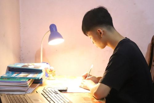 Giáo viên ép học sinh đi ngủ lúc 21 giờ, dậy lúc 5 giờ bị hạ thi đua, phụ huynh dậy sóng tranh luận