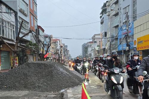 Hà Nội: Khẩn trương chặt cây, xén hè 'giải cứu' điểm nóng Bến xe Nước Ngầm