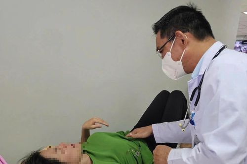 Bộ Y tế 'vào cuộc' vụ hàng chục người nhập viện sau khi ăn bánh mì ở TP HCM