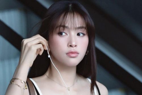 Hoa hậu đua nhau chụp ảnh trạm tỷ đang gây sốt