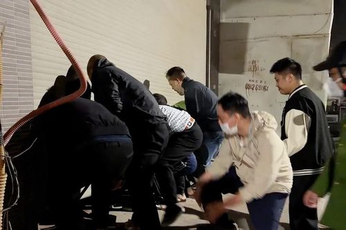 Cháy chợ Xanh Định Công: Người dân hợp sức nâng cửa cuốn cứu nhiều người mắc kẹt