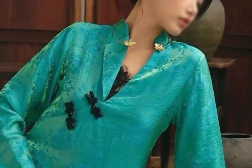 Trang phục khoét ngực bị chỉ trích vì gắn mác áo dài