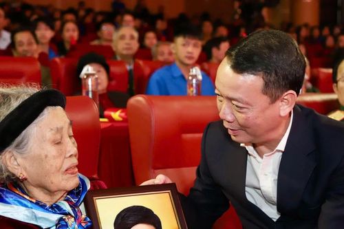 Xúc động những câu chuyện thời hoa lửa
