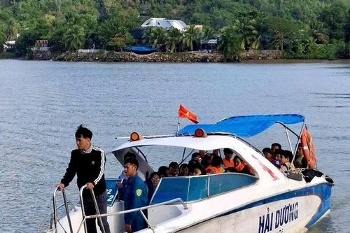 Khánh Hòa: Hơn 130 học sinh đến trường bằng ca nô sau sự cố trôi cầu gỗ Phú Kiểng