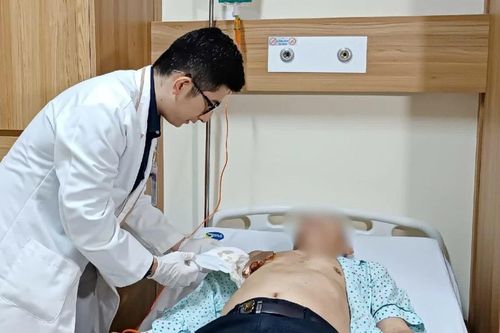 Người đàn ông lở loét vùng ngực vì… ung thư vú