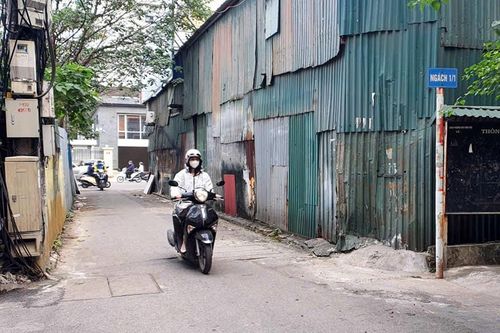 Vụ bắt nữ sinh ở Hà Nội quỳ xin lại gói hàng: Nhân chứng kể lại phút náo loạn