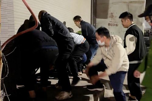 Vụ cháy chợ Xanh ở Hà Nội: Hàng chục thanh niên nhấc cửa cuốn cứu 1 gia đình