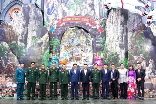 Thắm tình quân dân mùa Giáng sinh ở Quảng Ninh