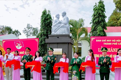 Bộ đội Biên phòng Cần Thơ khánh thành tượng đài 'Bác Hồ với chiến sĩ Biên phòng'