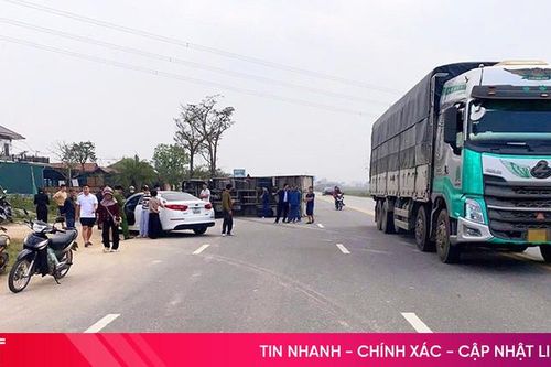 Xe tải lật nghiêng sau va chạm với ôtô con trên QL 8