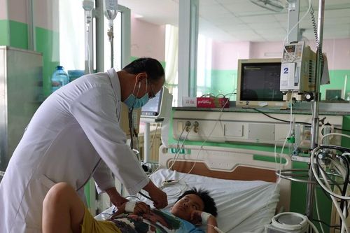 Bộ Y tế: Điều tra vụ gần 100 người ngộ độc sau ăn bánh mỳ ở TP. Hồ Chí Minh
