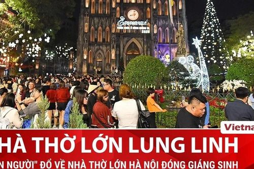 Du khách nước ngoài nườm nượm kéo đến Nhà thờ lớn đón Giáng sinh