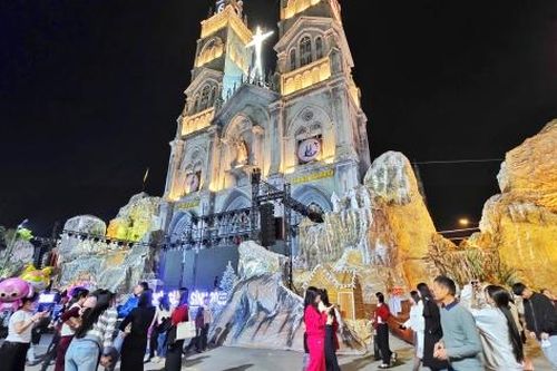 Chiêm ngưỡng hang đá Bêlem 'khổng lồ' ở Hà Tĩnh