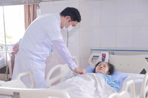 Cứu sống bệnh nhân hôn mê nguy kịch do nhiều bệnh lý nặng phối hợp