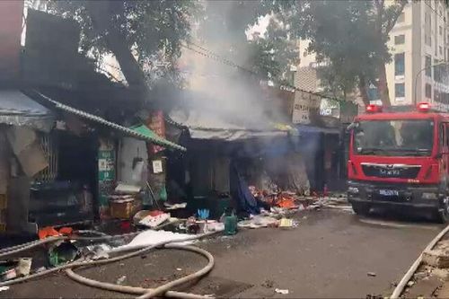 Cháy lớn chợ ở Hà Nội