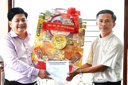 Trưởng Ban Tuyên giáo và Dân vận Tỉnh ủy An Giang Tống Phước Trường chúc mừng lễ Giáng sinh