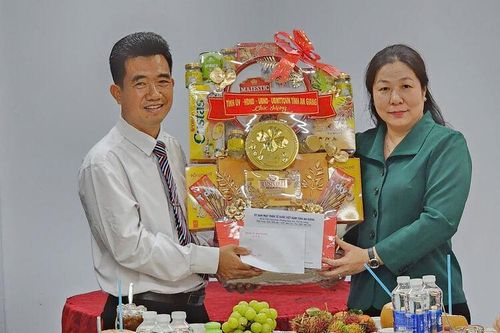 Phó Chủ tịch Thường trực HĐND tỉnh An Giang Lê Hồng Thắm chúc mừng lễ Giáng sinh năm 2025