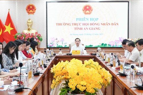 Chủ tịch HĐND tỉnh An Giang Nguyễn Thanh Nhàn chủ trì phiên họp cho ý kiến một số nội dung quan trọng